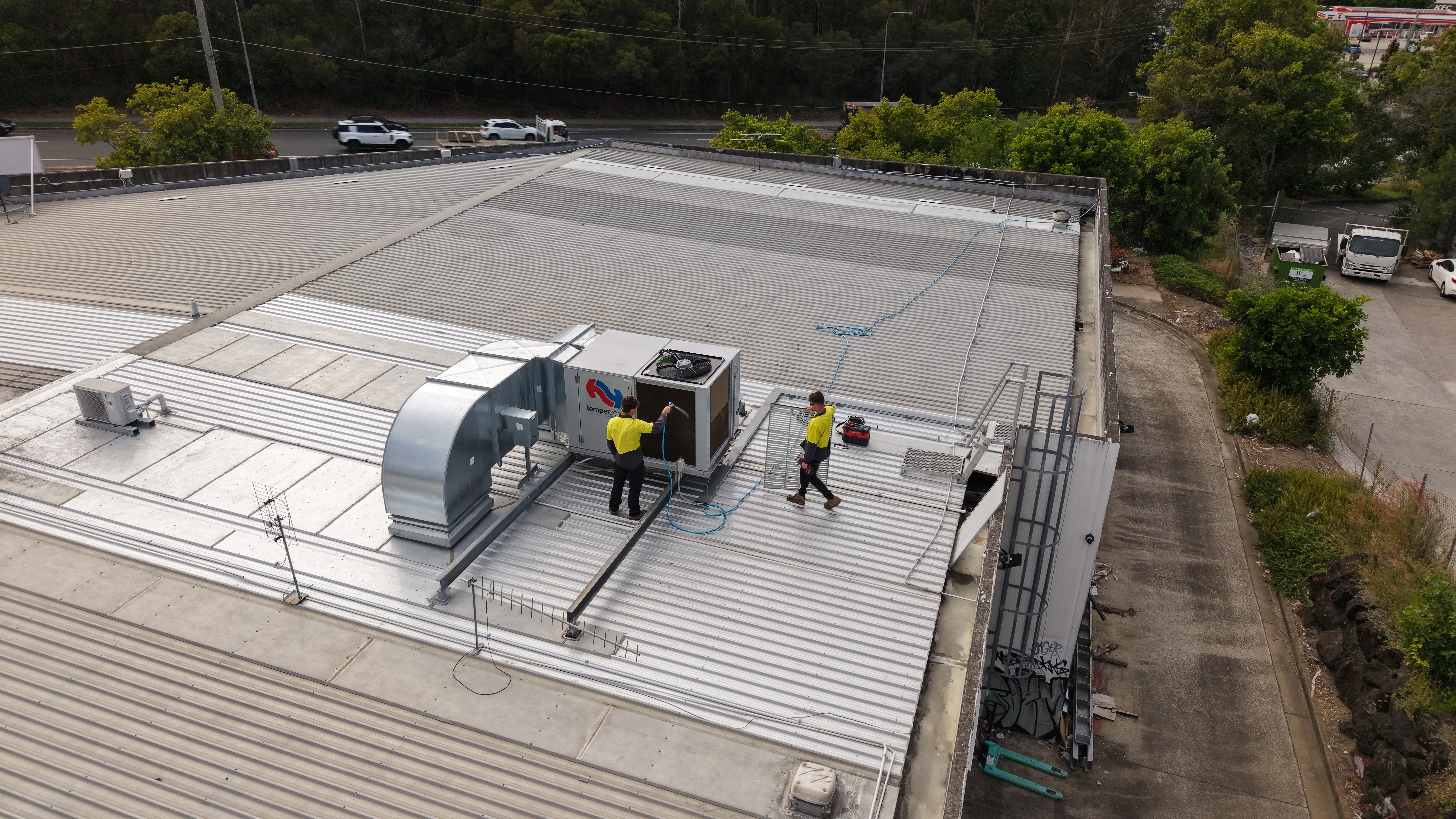 COLDCOAST servicing a rooftop packaged air conditioning unit